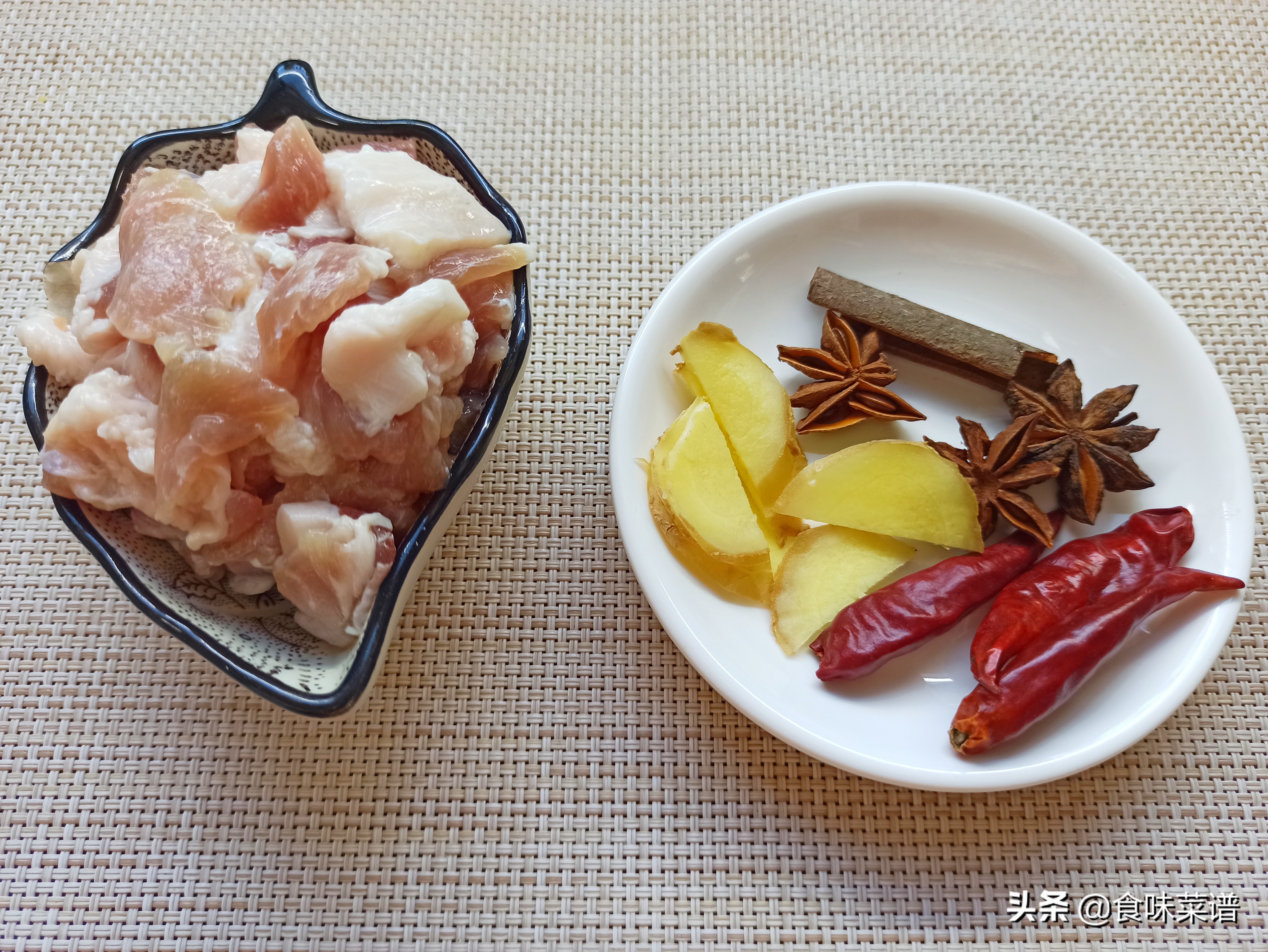 猪肉炖粉条怎么做才好吃？记住3个小技巧，鲜香入味，汤汁都不剩