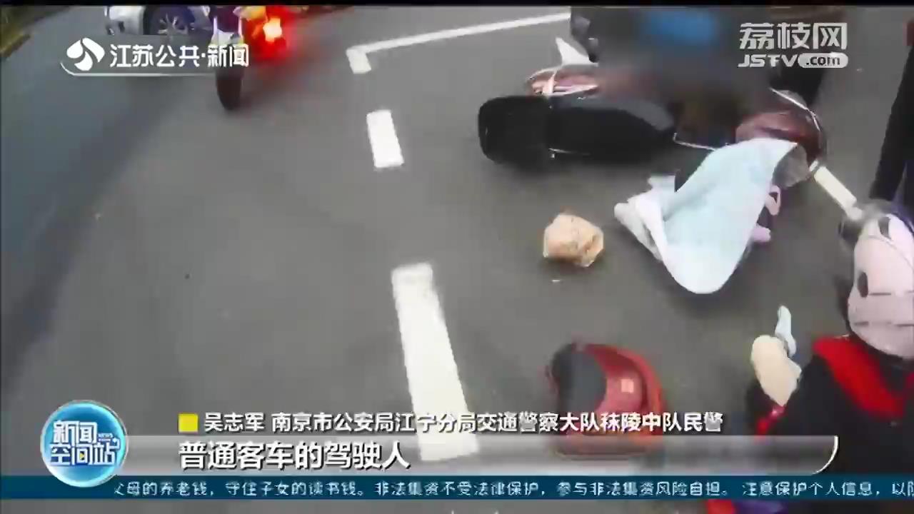 南京一电动车主闯红灯被撞 民警认定其负全责还罚50元
