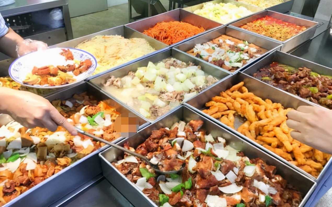 高校大学食堂火了，画风奇特引热议，学生：吃个饭好像要把人送走