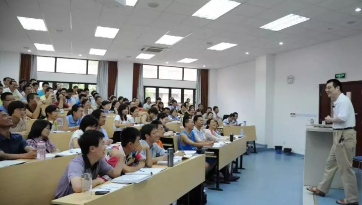 大学教授“工资单”曝光，实发工资令人吃惊，网友质疑就这么点？