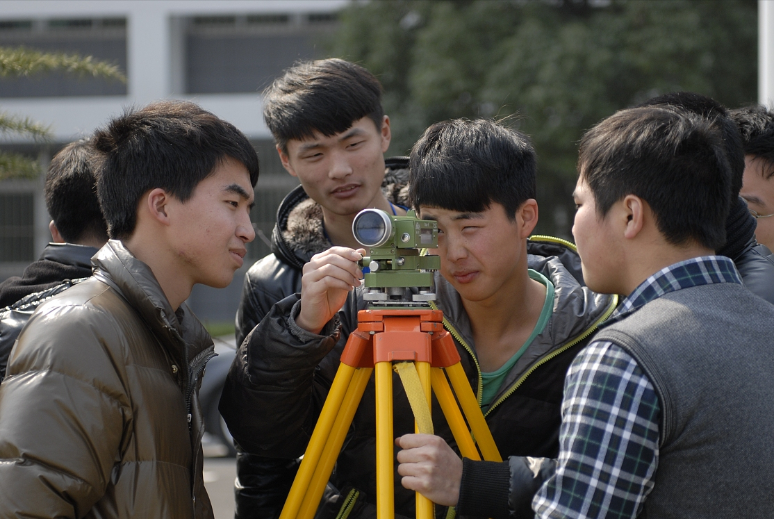 职业学校乱收费遭举报。网友：不是个例。中职的名声差是有原因的