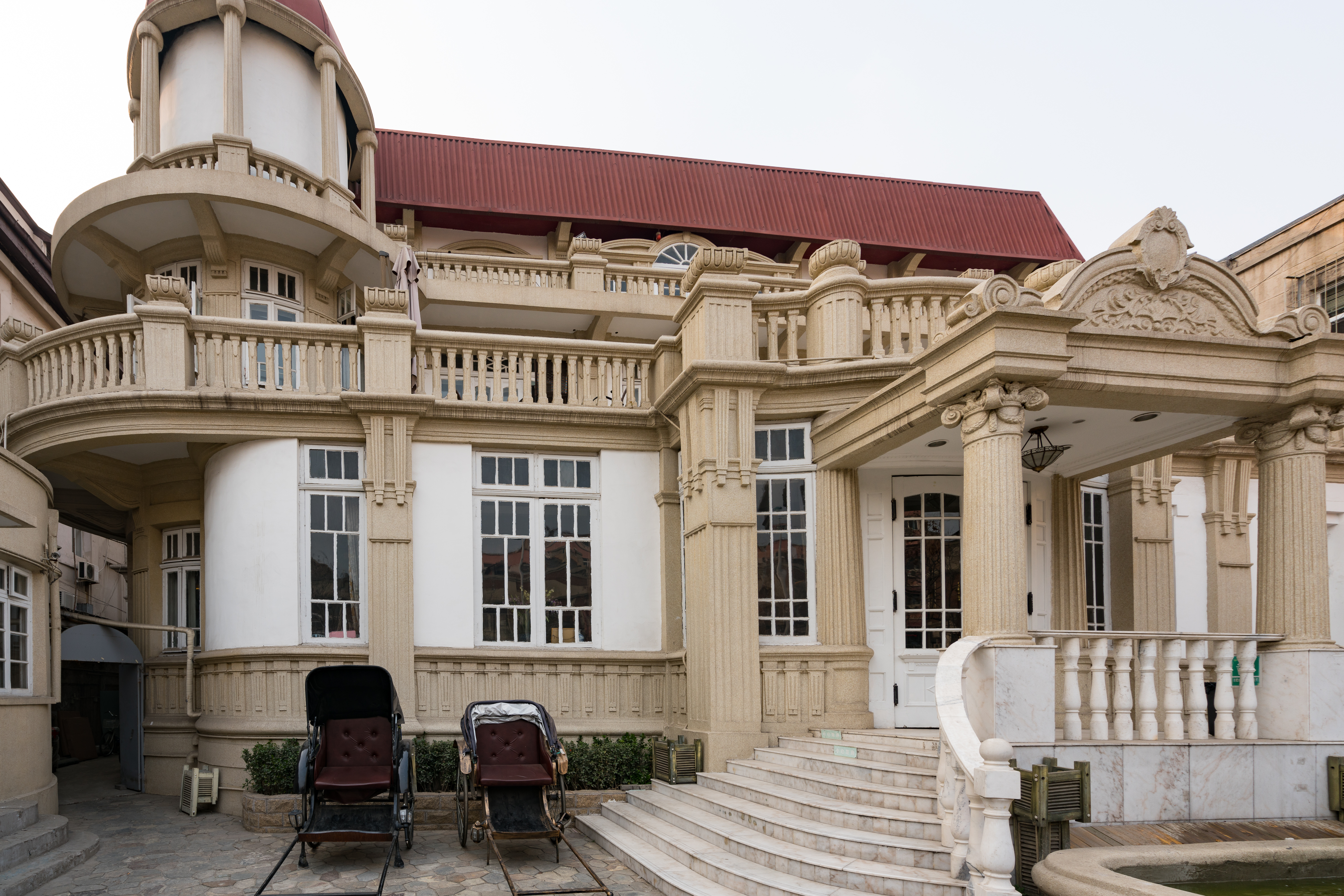 天津古玩(天津有一座用"古董"修成的洋楼,价值98亿,是中国古瓷博物馆)