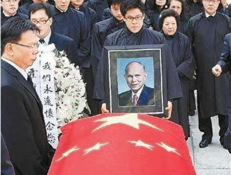 他是香港顶级富豪，为抗美援朝战争作出巨大贡献，去世时国旗盖棺