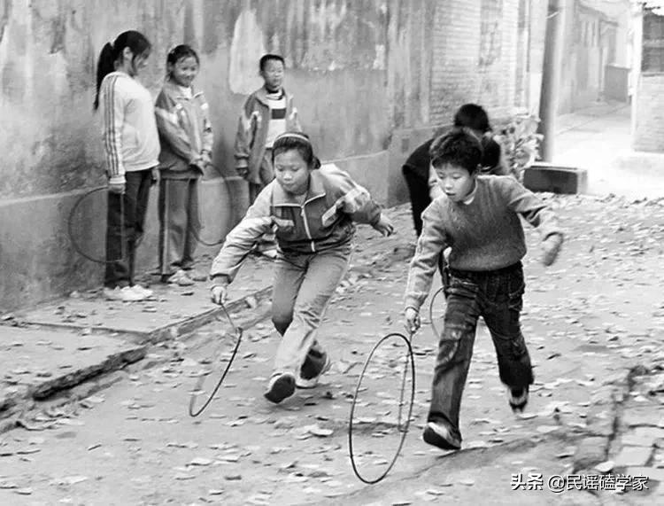 一首经典民谣歌曲《儿时》,勾起无数人的童年回忆