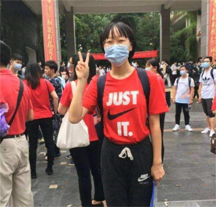 725分高考状元书法让人“惊艳”，工整漂亮：难怪语文考了146分