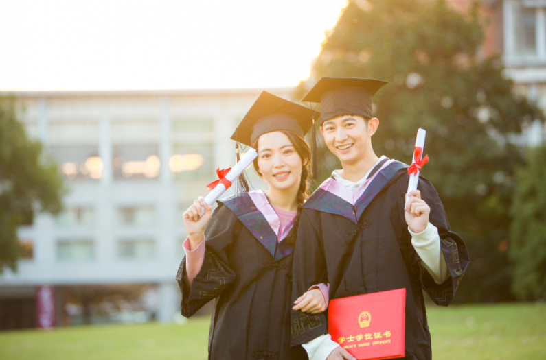 大学生带女朋友回家，当晚明目张胆同居一室，家长表示接受不了