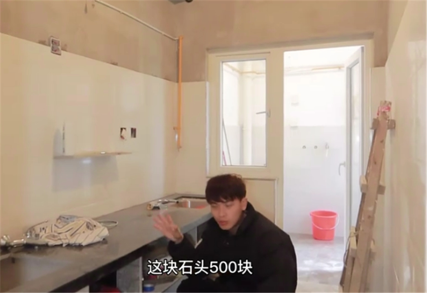 90后小伙租毛坯房爆改，10天仅花3万就装成这样？房东都认不出来