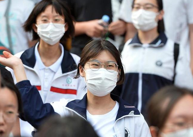 孩子参加高考，家长是否有必要在场外陪考，看看学霸家长咋说