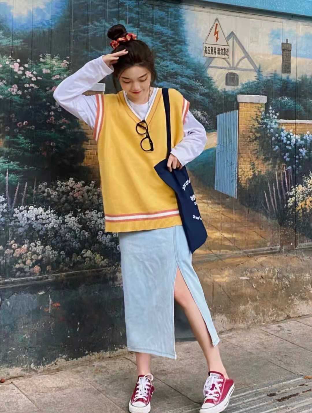 黄色上衣配什么颜色裙子好看