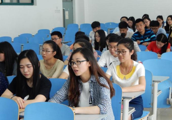 国内有所男女比例悬殊的大学，当男生提起母校名字时，都满脸羞涩