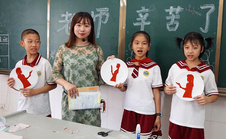 在职教师工资条走红，各地区教师晒出实际收入后，网友们不能接受