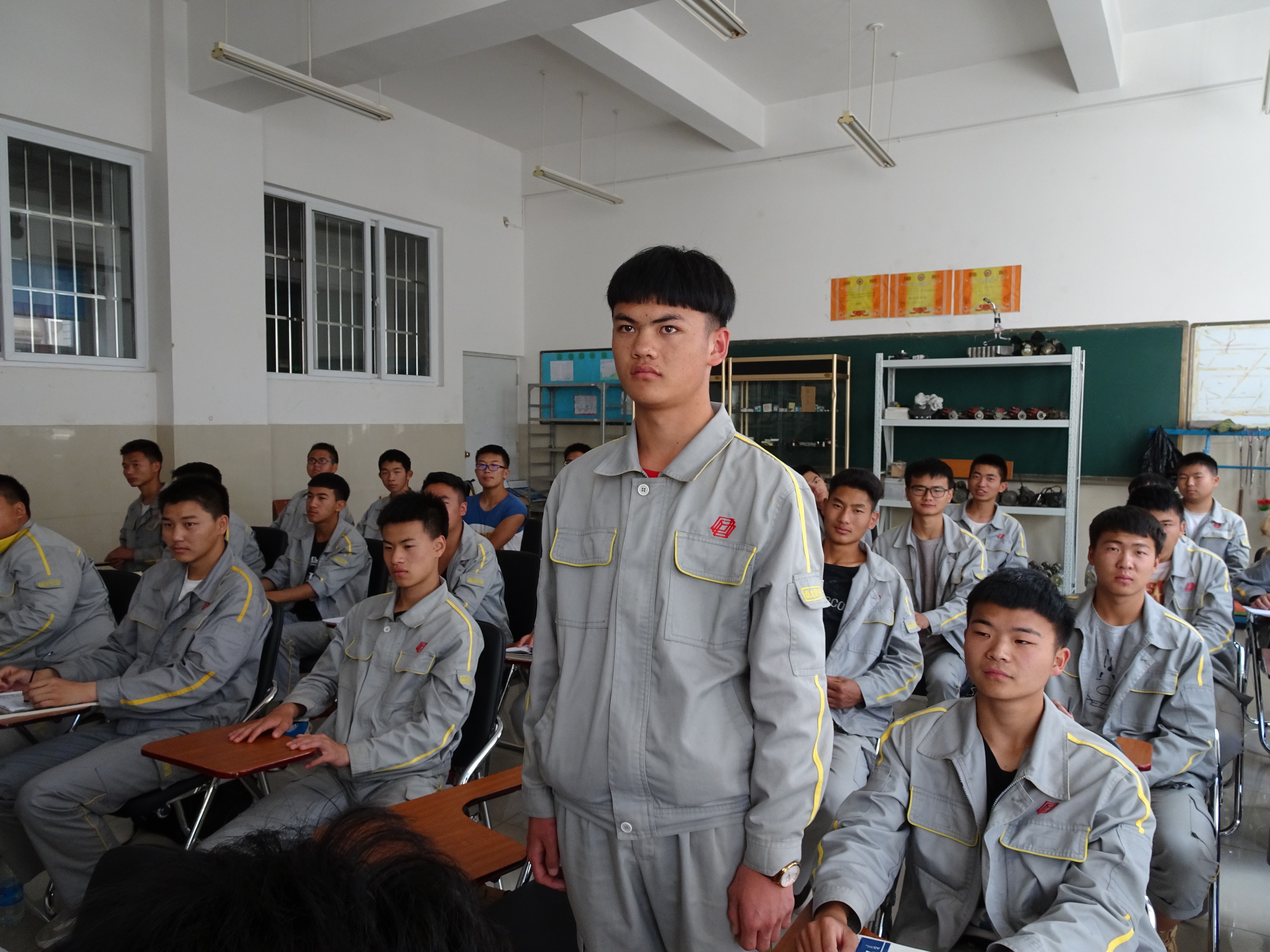 职校招生广告走红，照片上学生“一脸绝望”，实际却是学校最佳