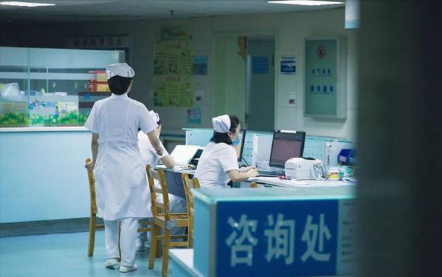 985护理系招生“爆冷”，分数线一降再降仍难招，名校颜面何存