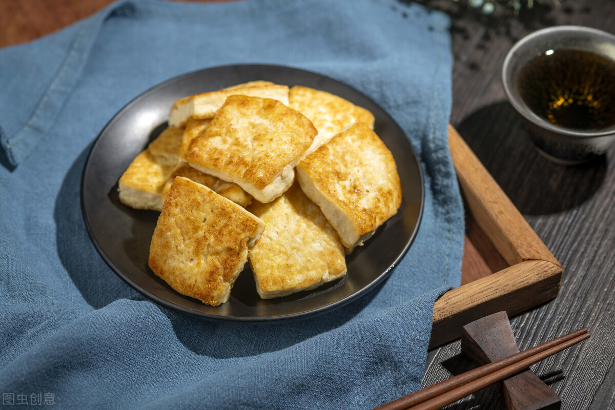 煎豆腐，不能直接下油锅，多做1步，豆腐好吃入味，不碎不粘锅