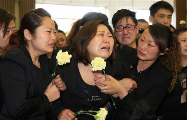 “南猴王”六龄童的葬礼：唐僧送最后一程，上千群众道别 的第23张图片