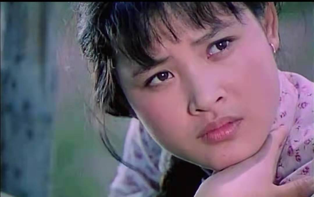 电影《悬崖之上》与老影片《小花》的比较与审美分析