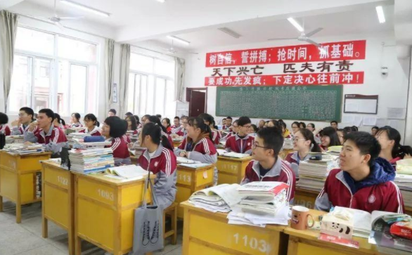 为啥“贵族学校”女生穿裙子，普通学校却是裤子？3点差距很现实