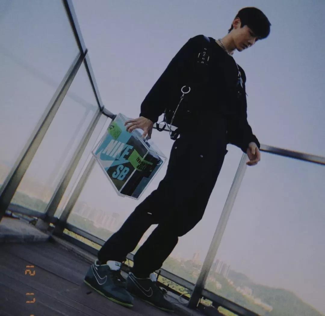 白敬亭被网友玩坏了？“爬山梗”画面感超强，小白无奈一脸蒙圈