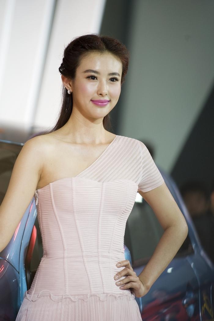 "第一车模"翟凌,被男友戏称碧水金睛兽,还曝光了她的不雅视频