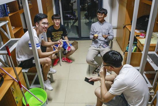 高校男生凌晨玩电脑不熄灯，室友关灯反被怼，自私行为惹众怒