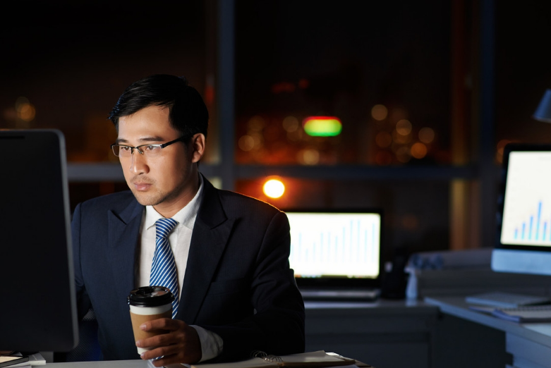 同样是法学生，选择律师事务所和公务员，10年后的差距一目了然