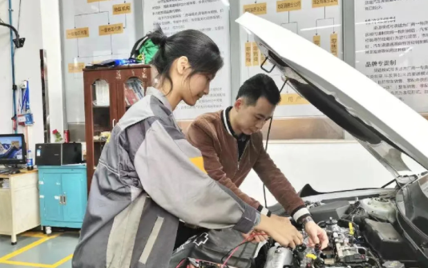 央视曝光职业学校乱象，水平差又乱收费，难怪家长有“分流”焦虑