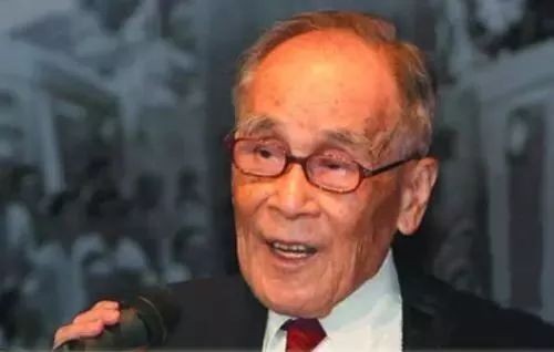他是最穷的亿万富豪，有几十家银行，却无房无车，儿子是货车司机
