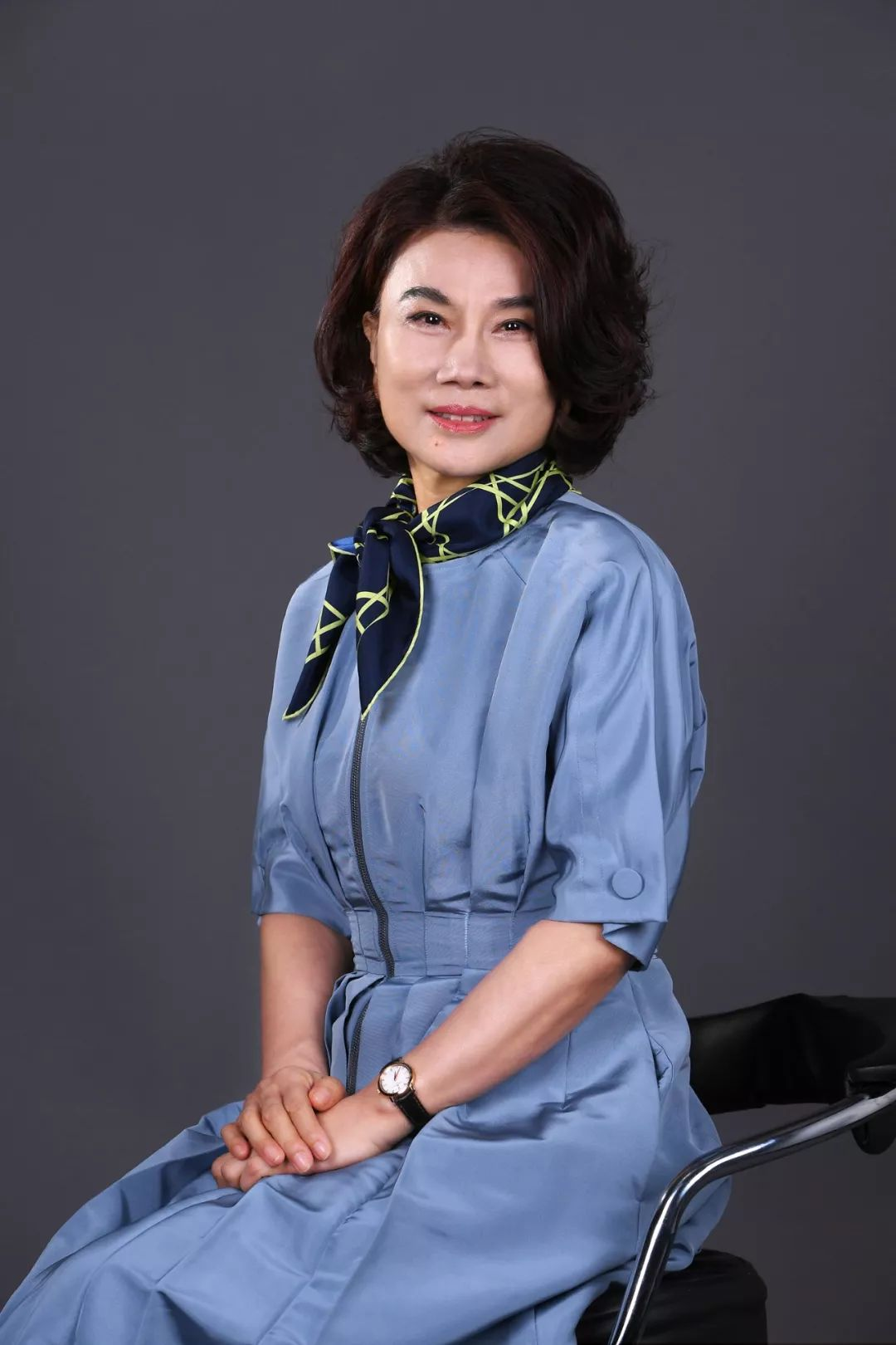 董明珠越老越有时尚感,把衬衫当做外套来穿,再配白色内搭超减龄