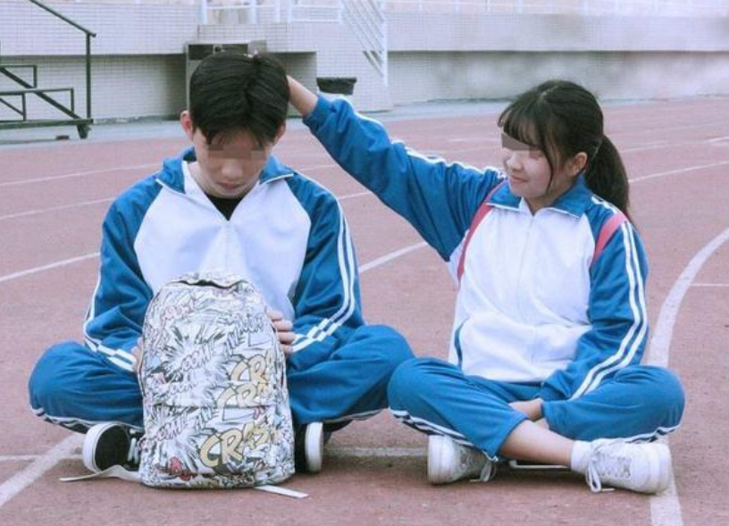 小学生摸全身早恋图片(12岁男孩还摸妈妈胸睡觉) - 赤虎壹号