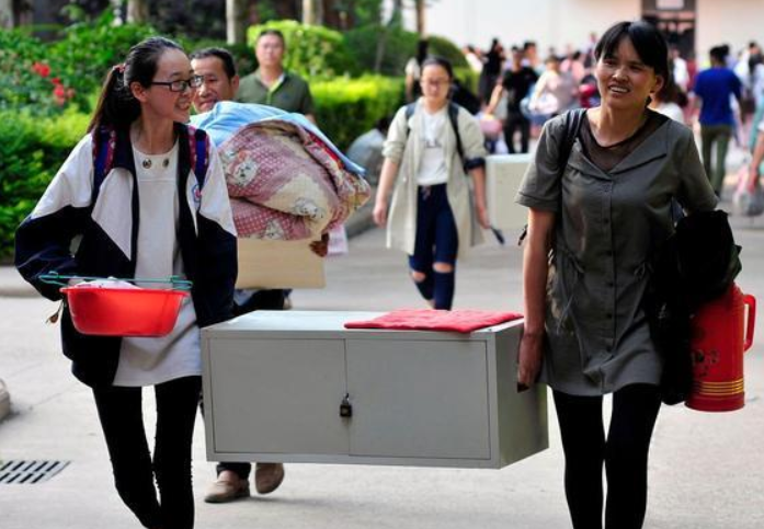 学生高考完才知道，住校和走读的差距有多大，选错了可能会后悔
