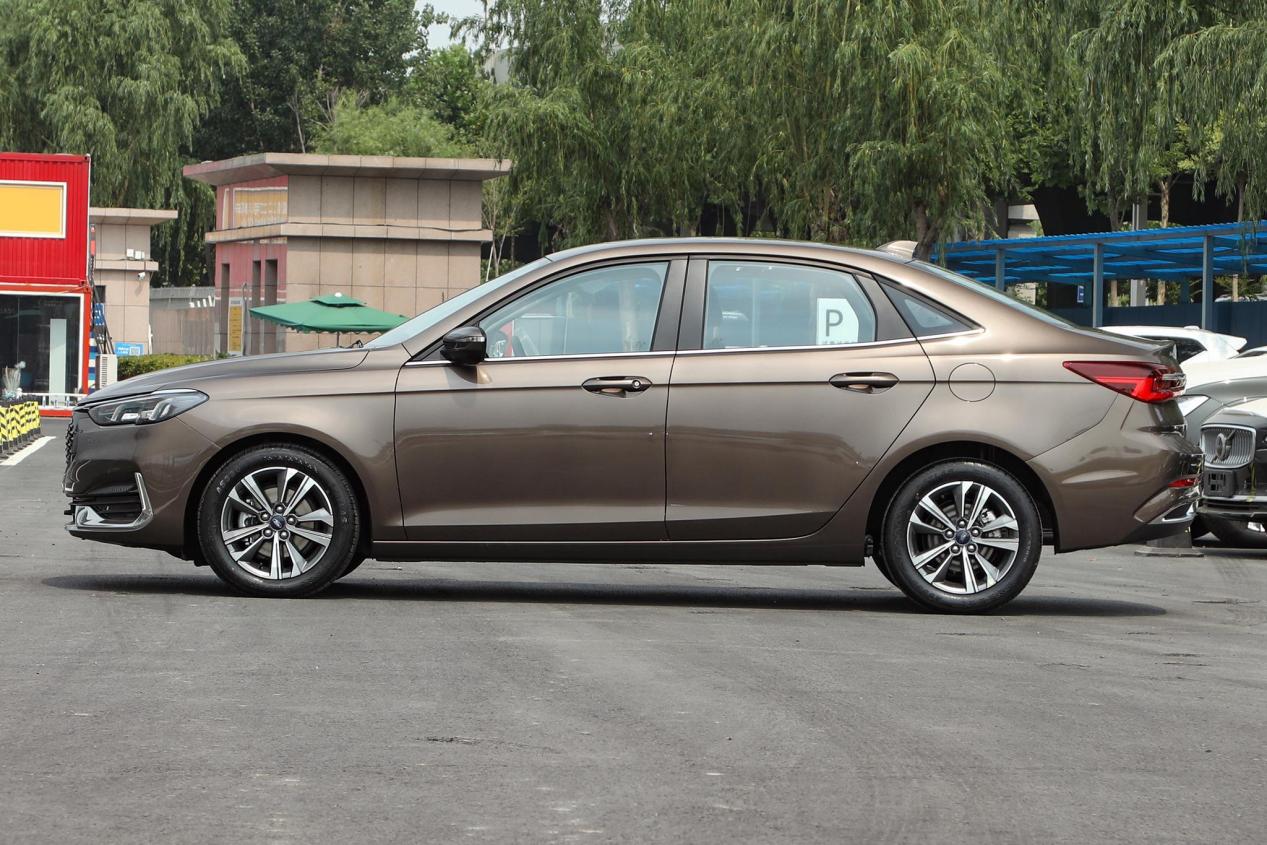 油耗5.7l的合资三厢车,全系自动挡,才9.08万起,实拍福特福睿斯