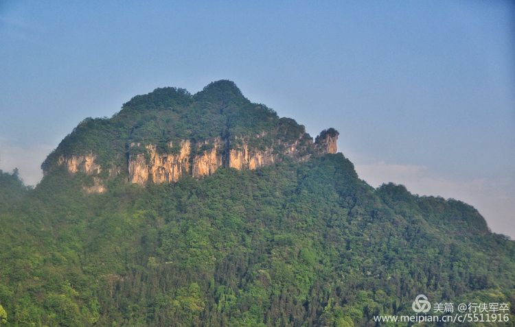 玉壶峰下松涛起，天界佛国掸尘埃！走遍千山万岭，唯天门山独有