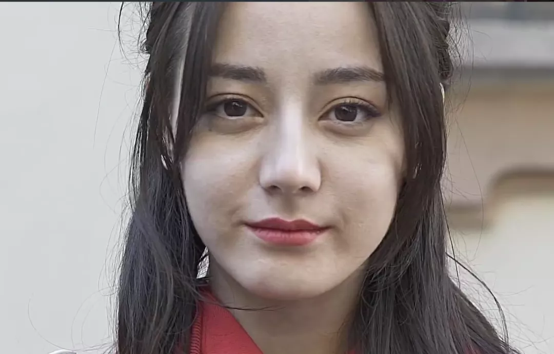 迪丽热巴生图引热议,粉丝斥摄影师恶意P图,对方怒曝原图视频