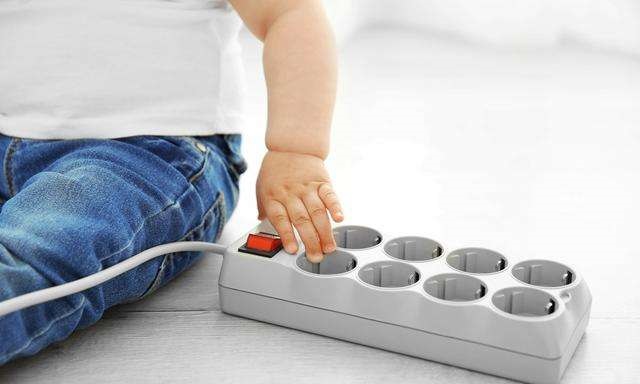 家里插座留少了？有啥可烦，直接在旁边凿洞加一个，简单又安全