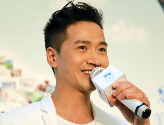 鹰钩鼻的明星有很多,我们先来看看这些鹰钩鼻也美的明星.