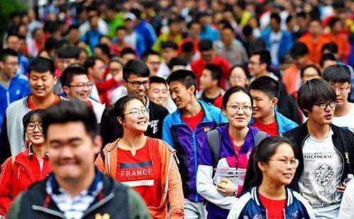 贵州一学生，考上大学后被取消学籍，随后将学校告上法院