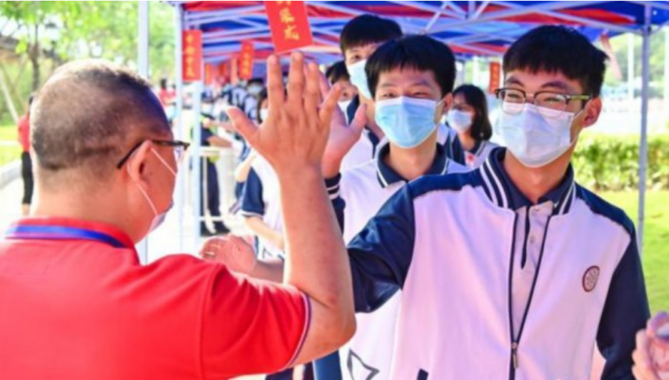 一张仅16人的高考喜报，揭露教育现状，现实的差距拼了命也追不上