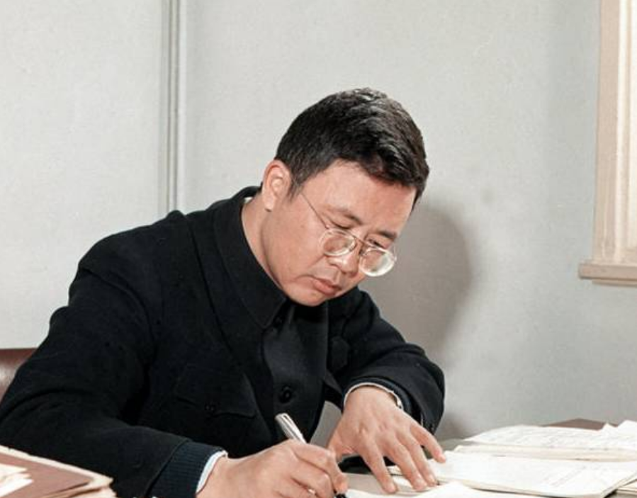 仅有初中文凭,华罗庚勤勉半生成为学巨匠,去世前还在演讲