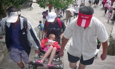 即使因非典而被限制在轮椅上，女孩仍热爱生活，以607分考入川外