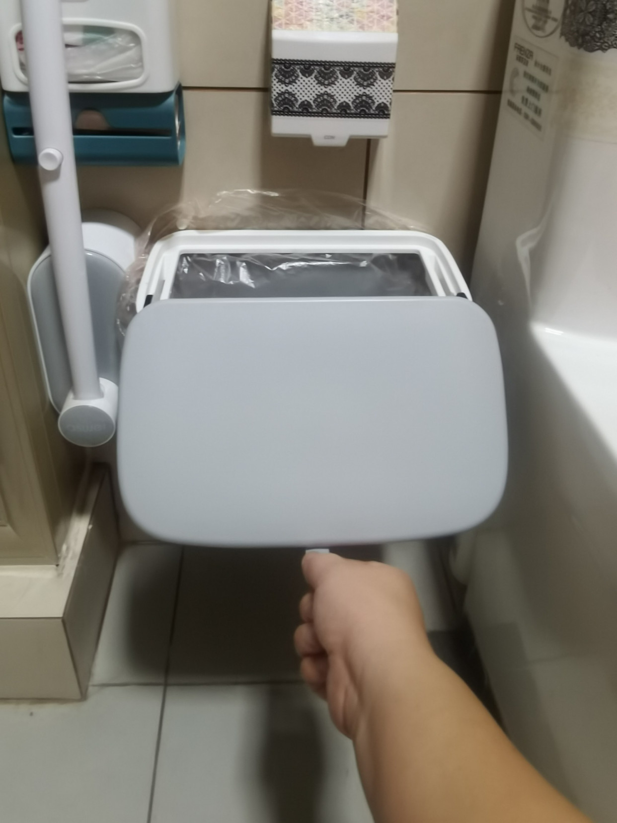 同样是小卫生间，看看人家的马桶边布置，干净利落、清清爽爽
