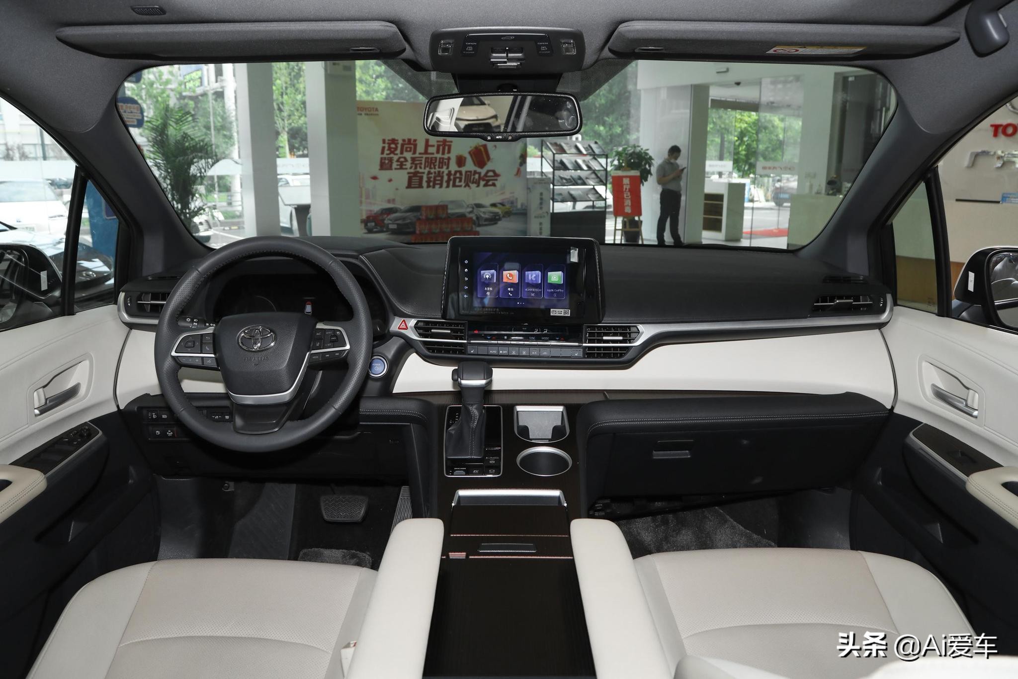 5.3L油耗合资大7座家用MPV，车长超5米1带双电滑门，实拍丰田赛那