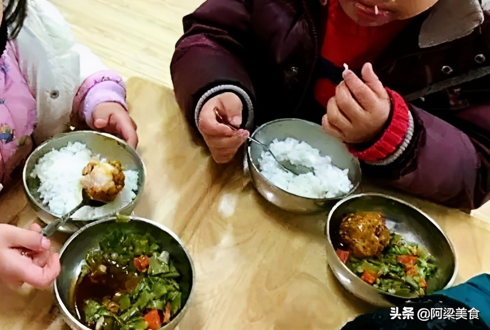 女儿总说幼儿园饭菜香，看完老师发的朋友圈，我真的感觉无语了