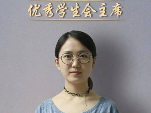 武汉学院迎来“明星女孩”，长相姓名同撞迪丽热巴，犹如复制粘贴