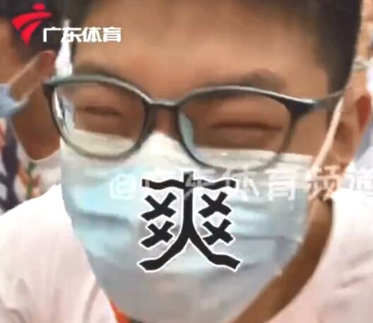 太火！全红婵造访中学，何教练背包跟随，小哥哥击掌激动握拳：爽