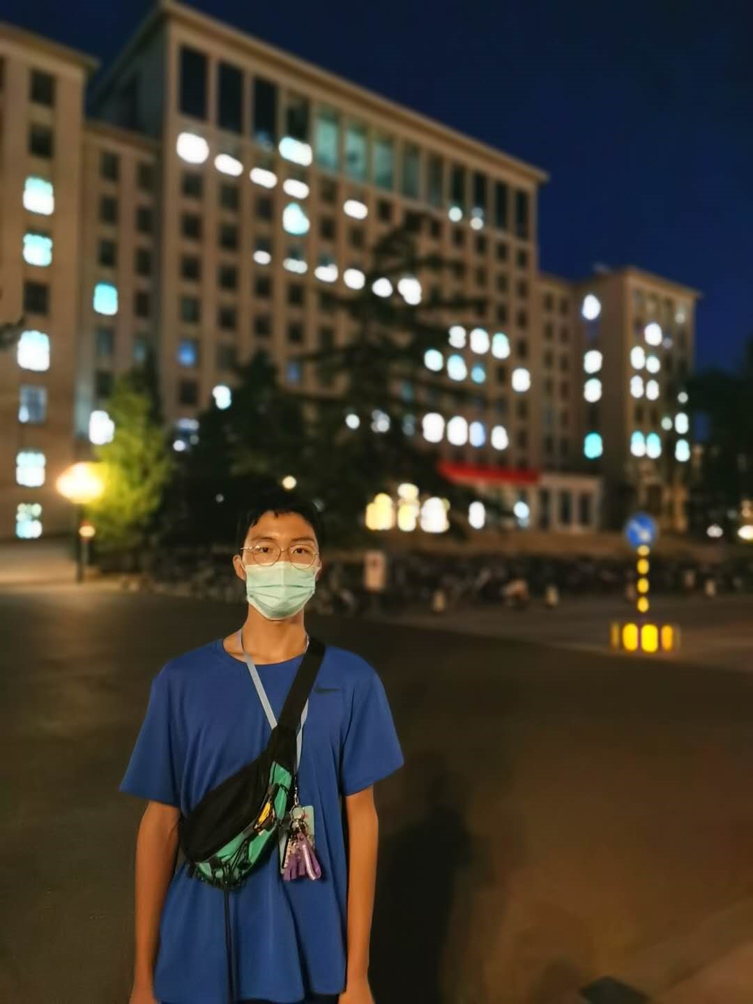 湖南高考状元带着妈妈遗照上清华：寒门难出贵子，是最大的谎言