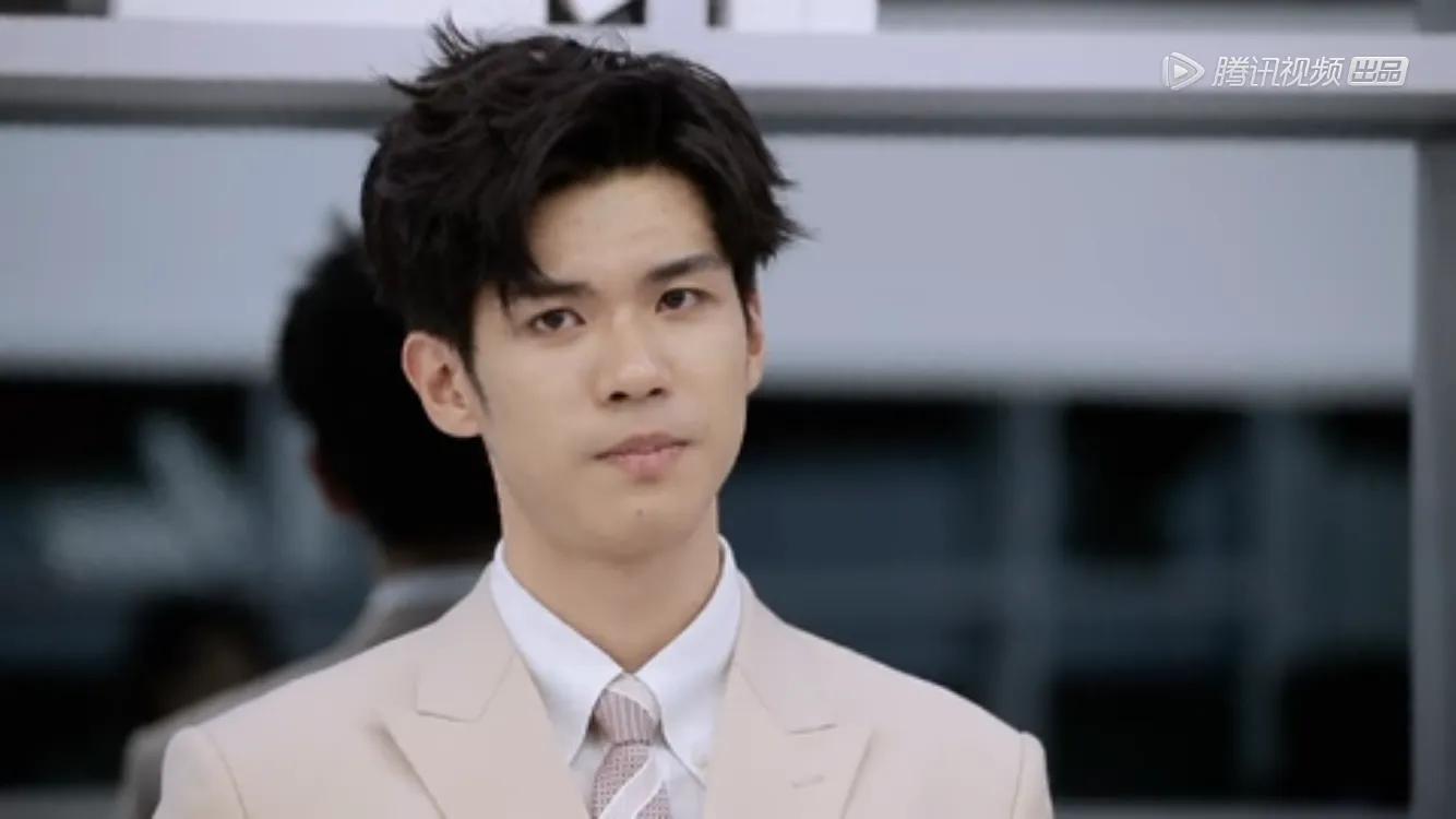 一张图说明白年薪千万律师升职记：高光与现眼同在