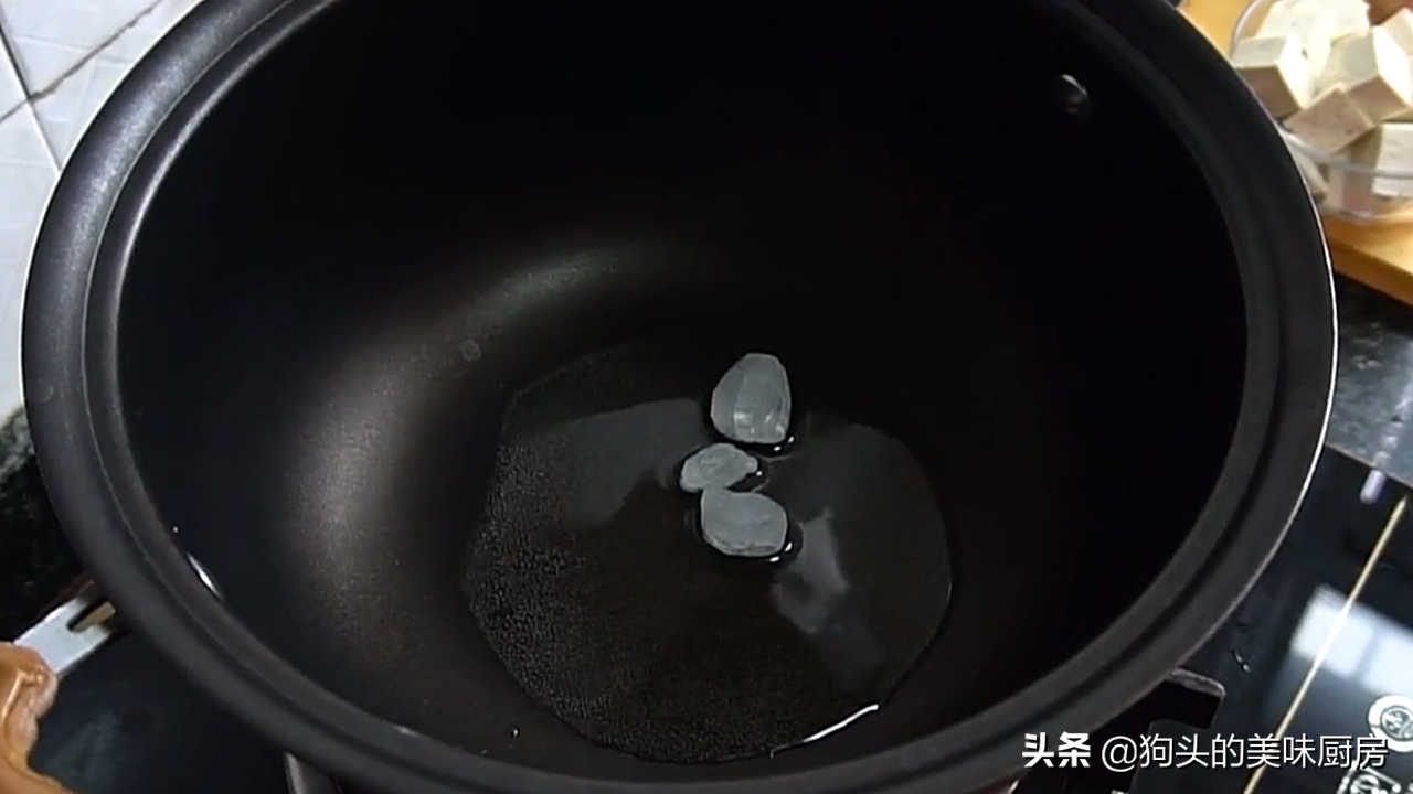 天凉了，用一块猪肉一把粉条炖着吃，暖身暖胃，上桌汤汁都不剩