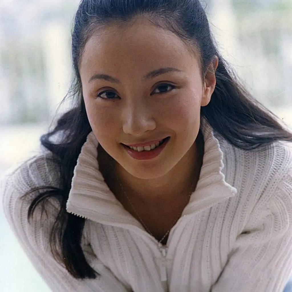 年轻时的陶虹是个甜美类美人,虽然乍一看五官不算特别出彩的,可当她动