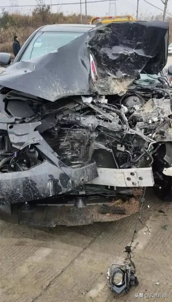 红旗H7迎面撞上大货车，现场一片狼藉，车主：这就是红旗的质量