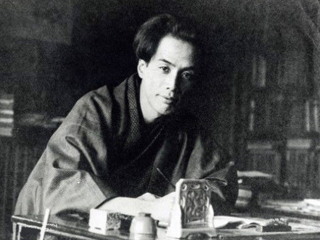 芥川龙之介将妇人动作描写很细腻的语录，却道尽了妇人的伤感